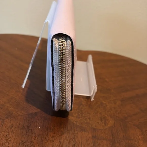 Tory Burch. Long wallet zippy wallet pebbled leather lavender beige interior - Picture 4 of 11